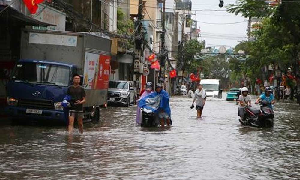 Typhoon Kajiki slams into Vietnam